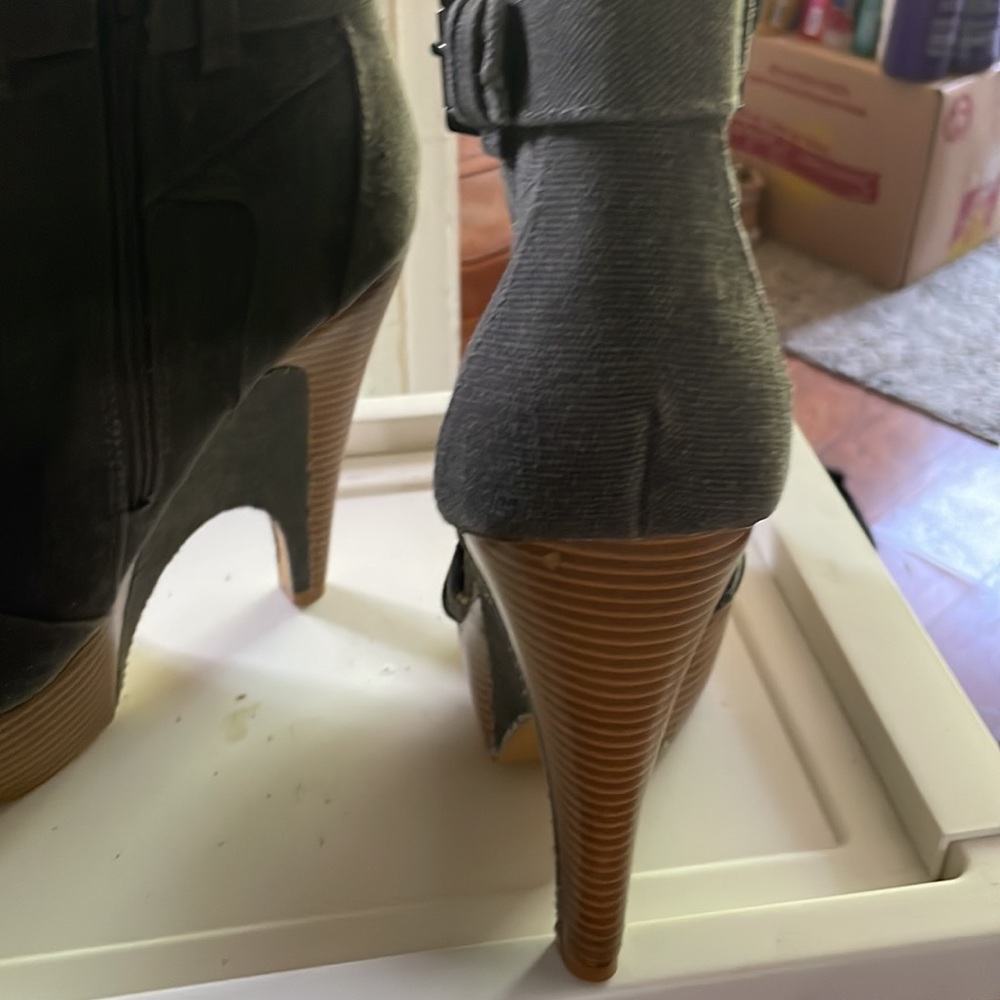 Shoes - Picture 7 of 8